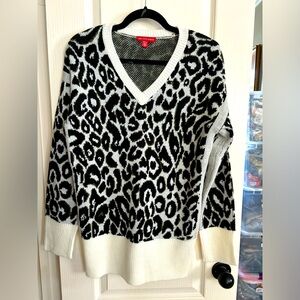 New without tags animal print sweater.‎ Saks, Fifth Avenue. Oversized small.